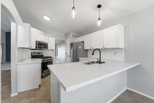 Building Photo - Welcome to this well-maintained 3-bedroom, 2-bath home in Gilbert, AZ!