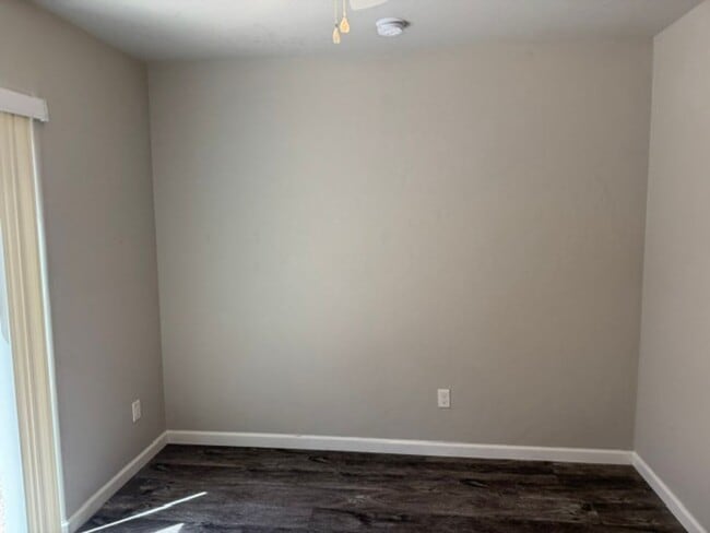 Building Photo - LIKE - NEW 3- BEDROOM TOWNHOME W/ GARAGE, FENCED YARD & PRIVATE 3RD BEDROOM OFF GARAGE