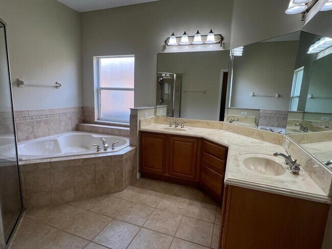 Building Photo - 3535 Somerset Cir