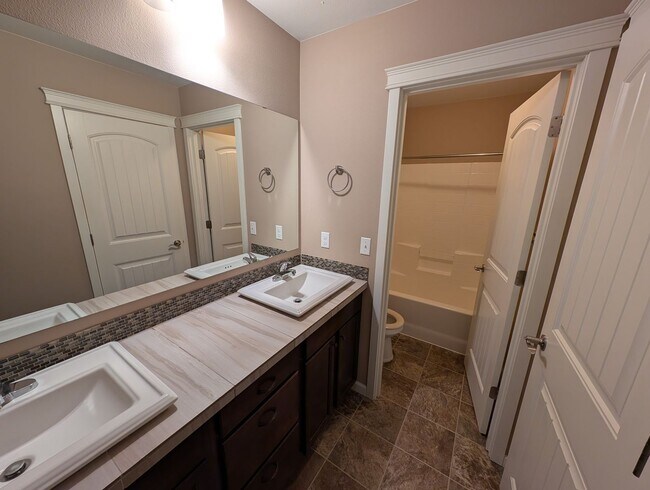 Building Photo - Almost 2500 SQ Feet of Space for ALL of your needs! Avail for Rent in Bremerton!