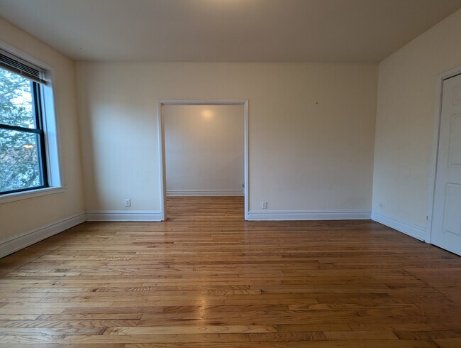 Building Photo - 2704 N Sawyer Ave