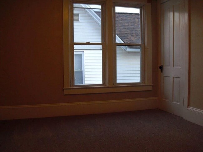 Building Photo - 749 E State St