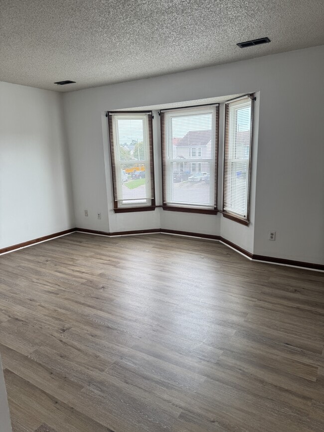 Building Photo - 811 Christa Ct