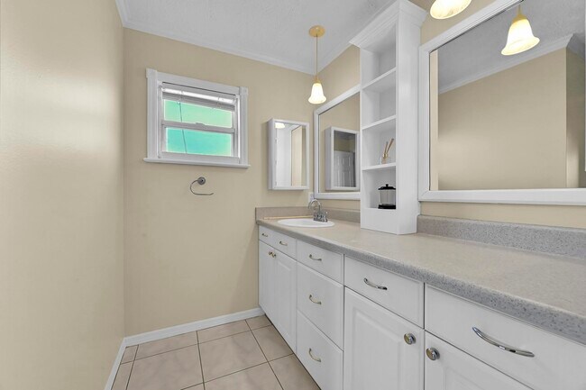 Building Photo - 462 NW Sherbrooke Ave