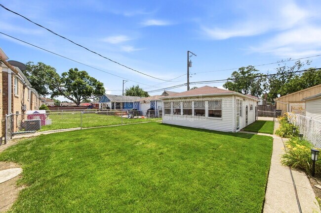 Building Photo - 5144 S Melvina Ave