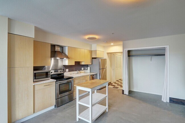 Building Photo - 0bd/1ba Bellevue Condo