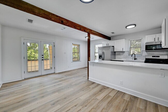 Building Photo - 8 bed 5 Bath house in center of West campus Pre Lease Aug 2026