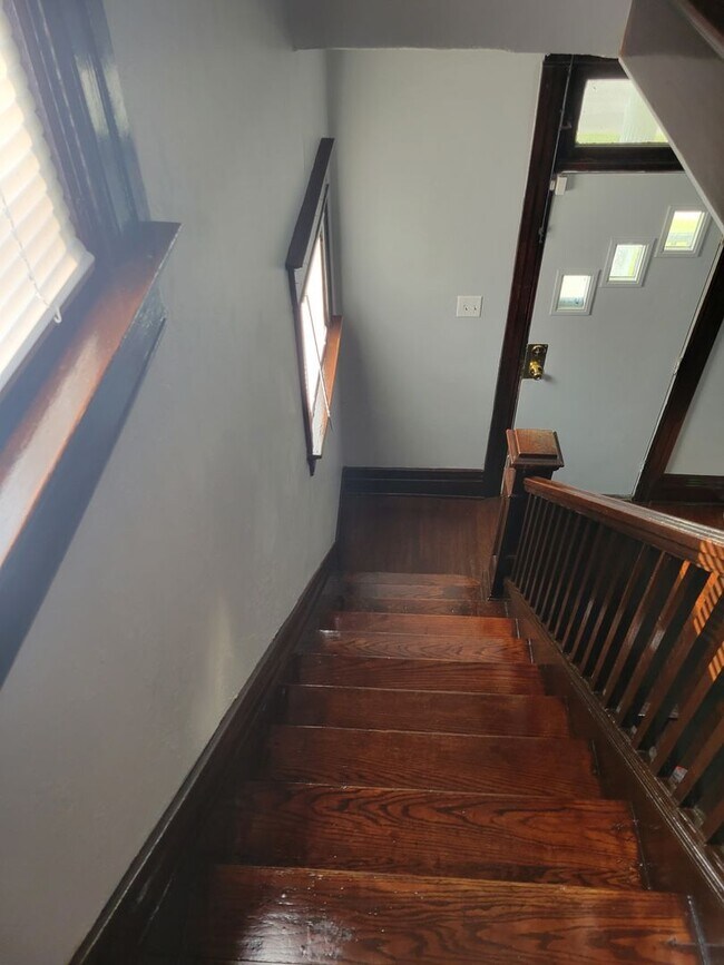 Building Photo - NEW LISTING!! 3 Bedroom 1 Bath