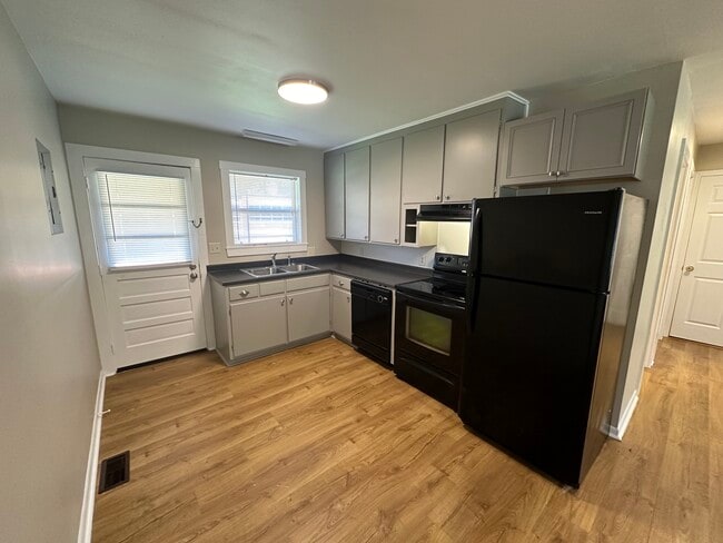 Building Photo - 604 Memorial Park Dr