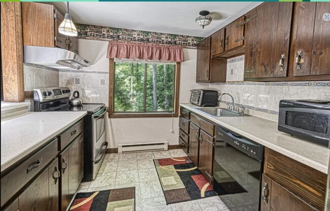 Building Photo - Enfield - 3 Bed, 2 Bath fully furnished home with a loft - $3000