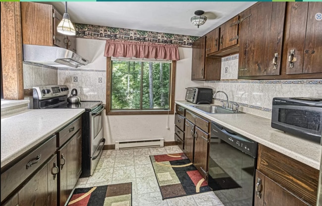 Building Photo - Enfield - 4 Bed, 2 Bath and a loft, fully furnished home - $3300
