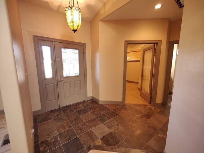 Building Photo - Single Level 4 Bedroom 3 Bath Beauty