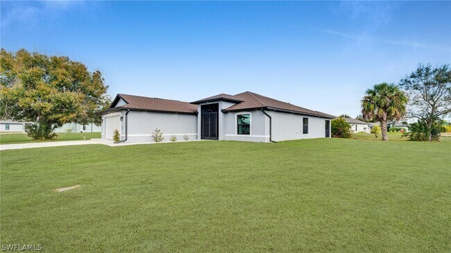 Building Photo - 569 Croydon Ave S