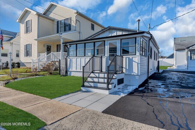 Building Photo - 1807-1809 Laurel Terrace