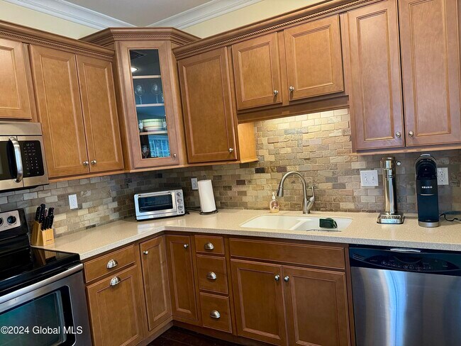 Building Photo - 10 Lancaster Pl