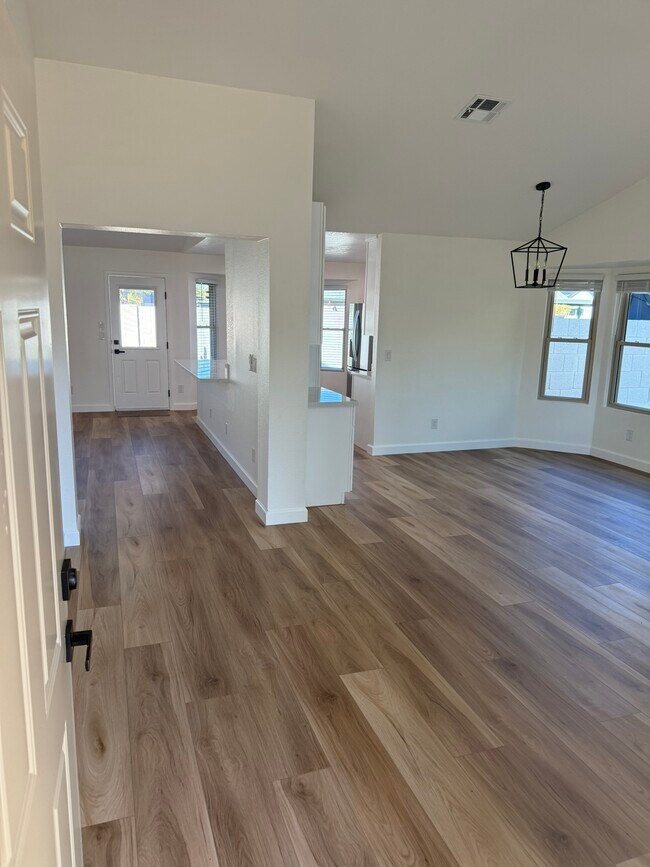 Building Photo - 3624 W Elgin St