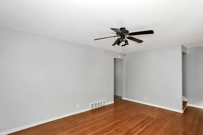 Building Photo - 4843 Elm St