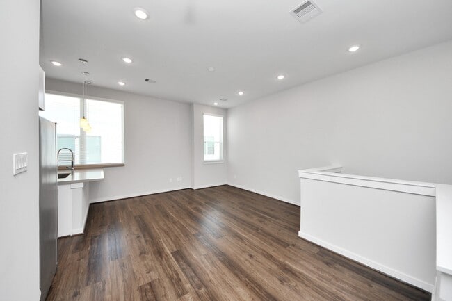 Building Photo - 608 Thornton Rd