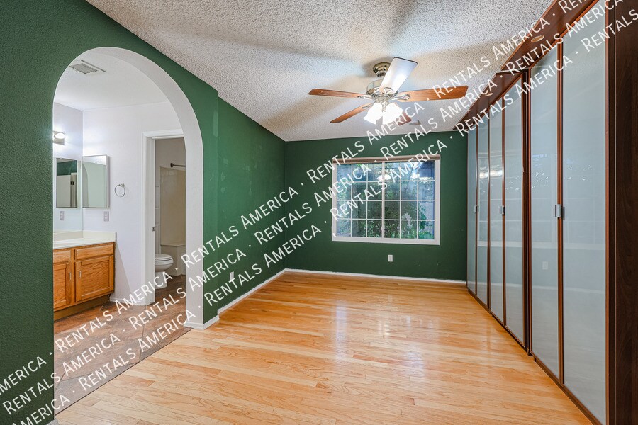 Building Photo - 324 S Rita Ln