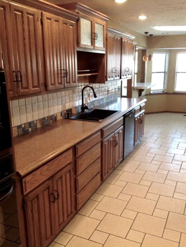 Building Photo - Charming 4 or 5 Bedroom Home with Office a...