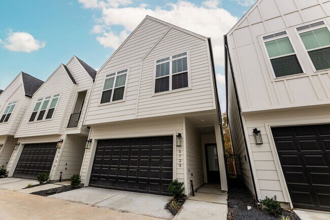 Building Photo - 5725 White Magnolia St.