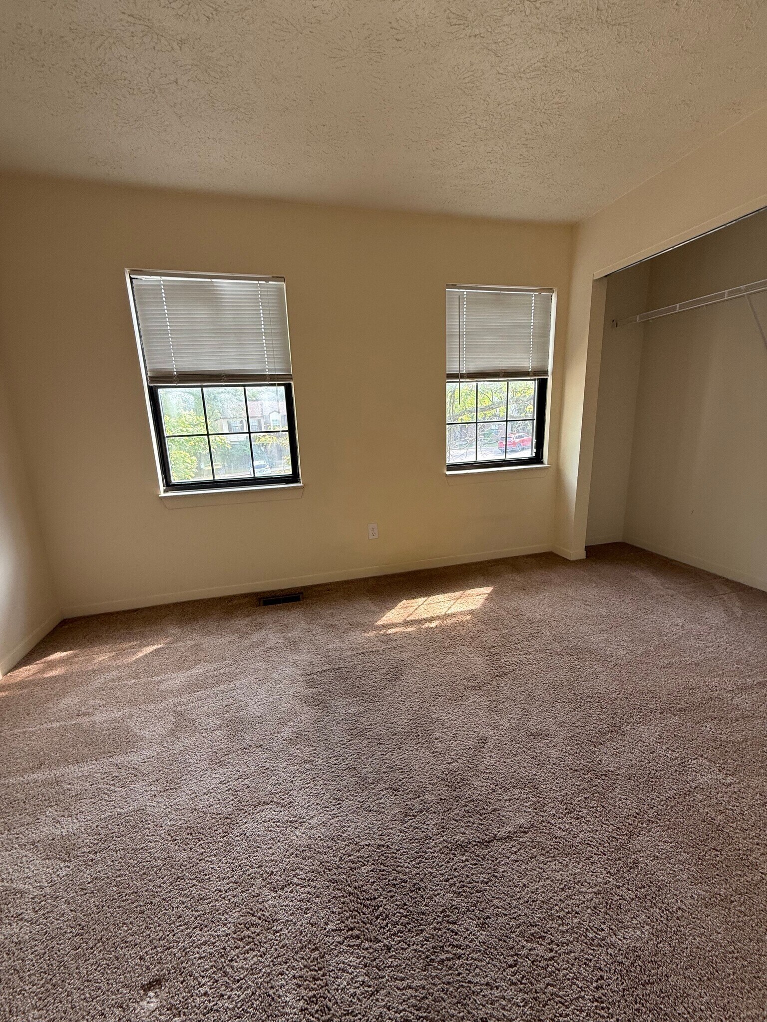 Building Photo - 517 E Graham Pl