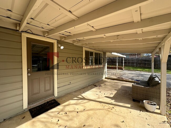 Building Photo - Available Now! 2 Bedroom 1 Bath Across fro...