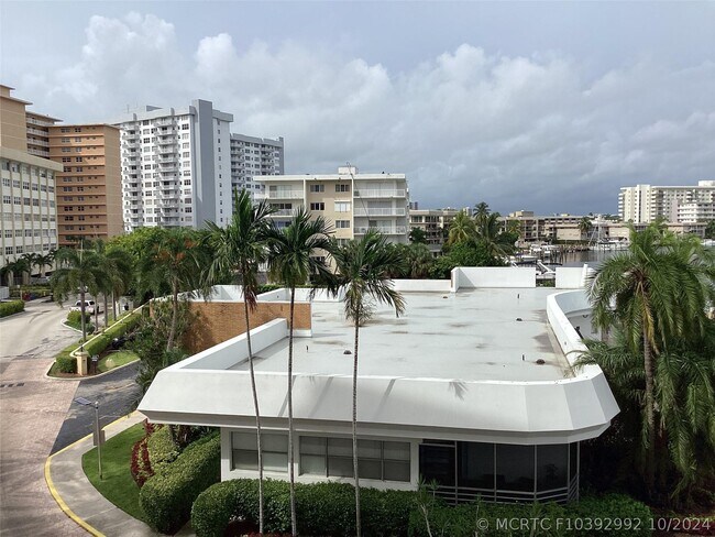 Building Photo - 100 Golden Isles Dr