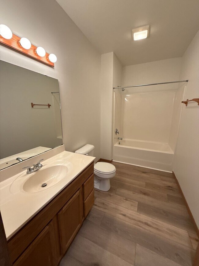 Building Photo - Large 2 Bedroom, 2 Bath apartment with 2 car garage