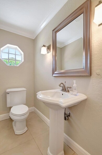 Building Photo - 4610 Pine Tree Dr