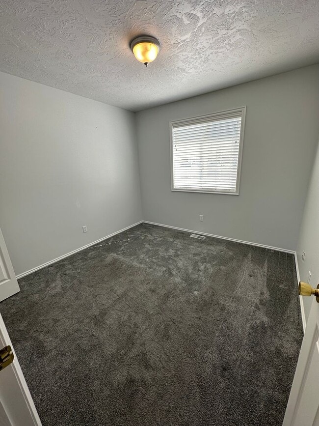 Building Photo - THIS IS A LEASE TAKEOVER, PLEASE CONTACT THE CURRENT TENANT, TANNER @ 801-688-4161 - Cute 3 Bed 1...