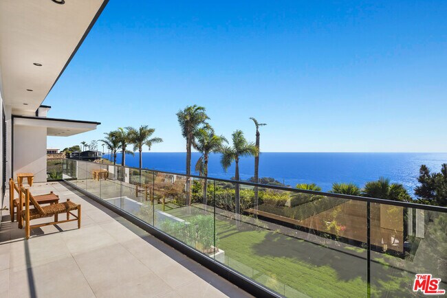 Building Photo - 4732 Avenida Del Mar