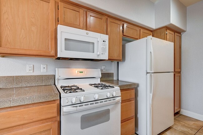 Building Photo - Spacious 2 Bedroom Condo in Gated Community!