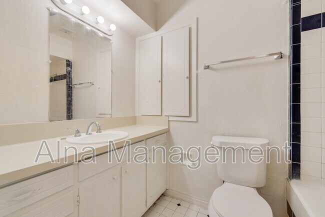 Building Photo - 2529 Belhaven Dr