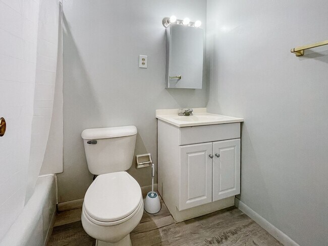 Building Photo - **Available Now!** Studio Apartment Close to BSU
