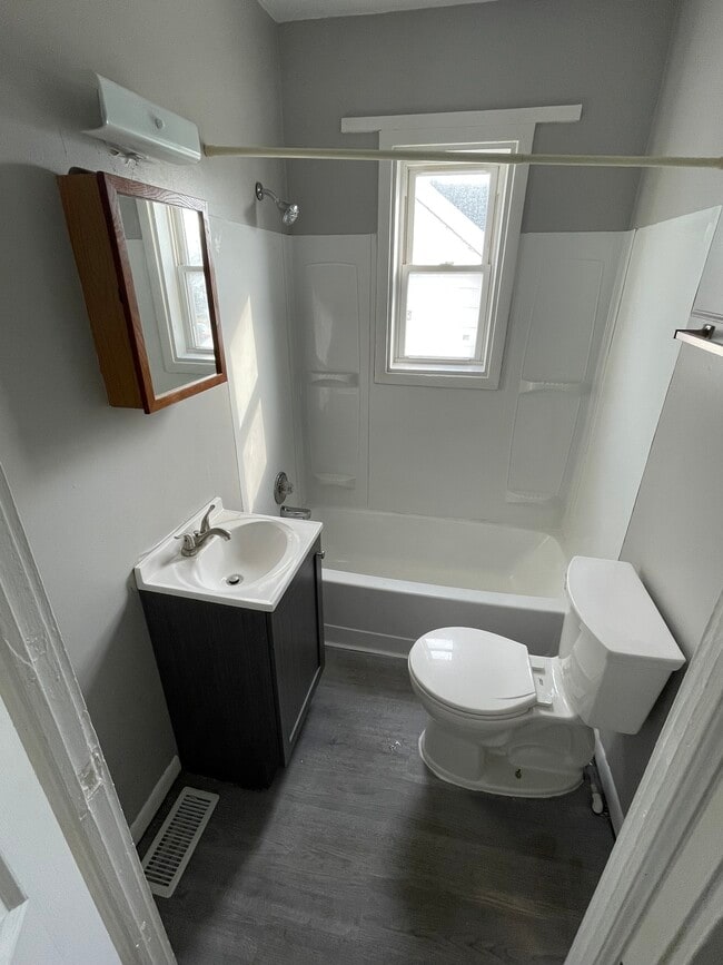 Building Photo - 1944 Shelby St