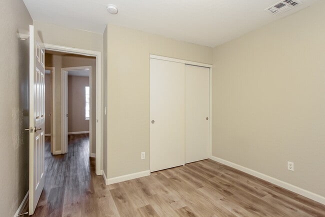 Building Photo - 13254 W Paradise Ln