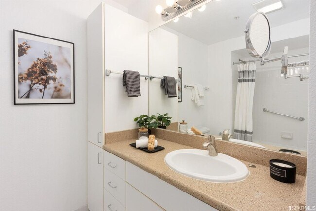 Building Photo - 1BD/1BA Condo at Oceanview Village - Close...
