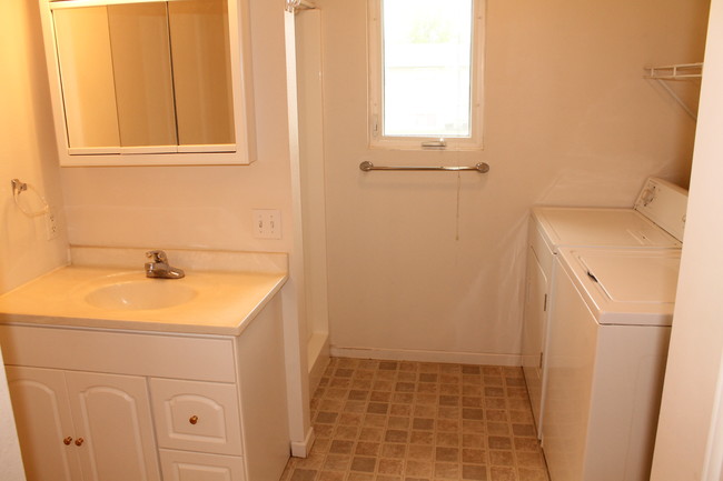 Bathroom - 1121 Roosevelt St