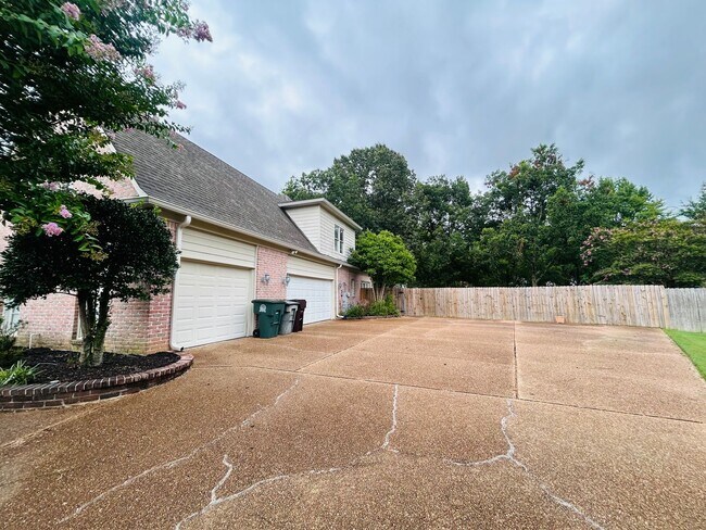 Building Photo - Beautiful Collierville home tucked away in...