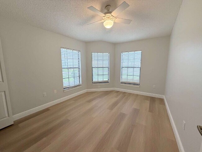 Building Photo - 6240 Fairskies Dr