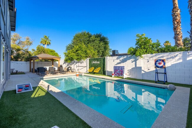 Building Photo - 3733 E Dahlia Dr