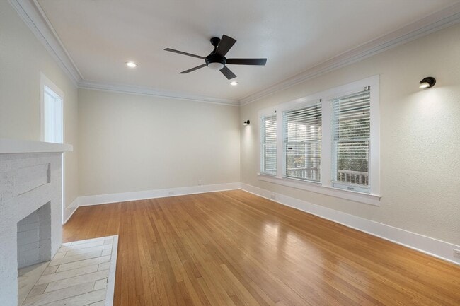 Building Photo - Modern Duplex in Monte Vista!