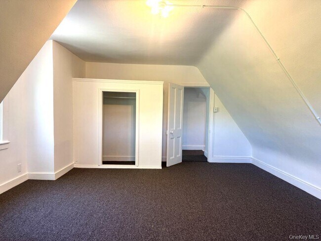 Building Photo - 560 Taxter Rd