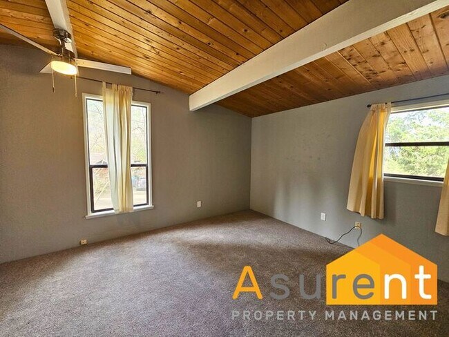 Building Photo - Stunning Home located in the picturesque Ashland