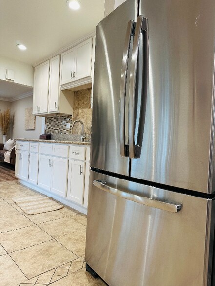 Building Photo - 1647 N Lake Ave