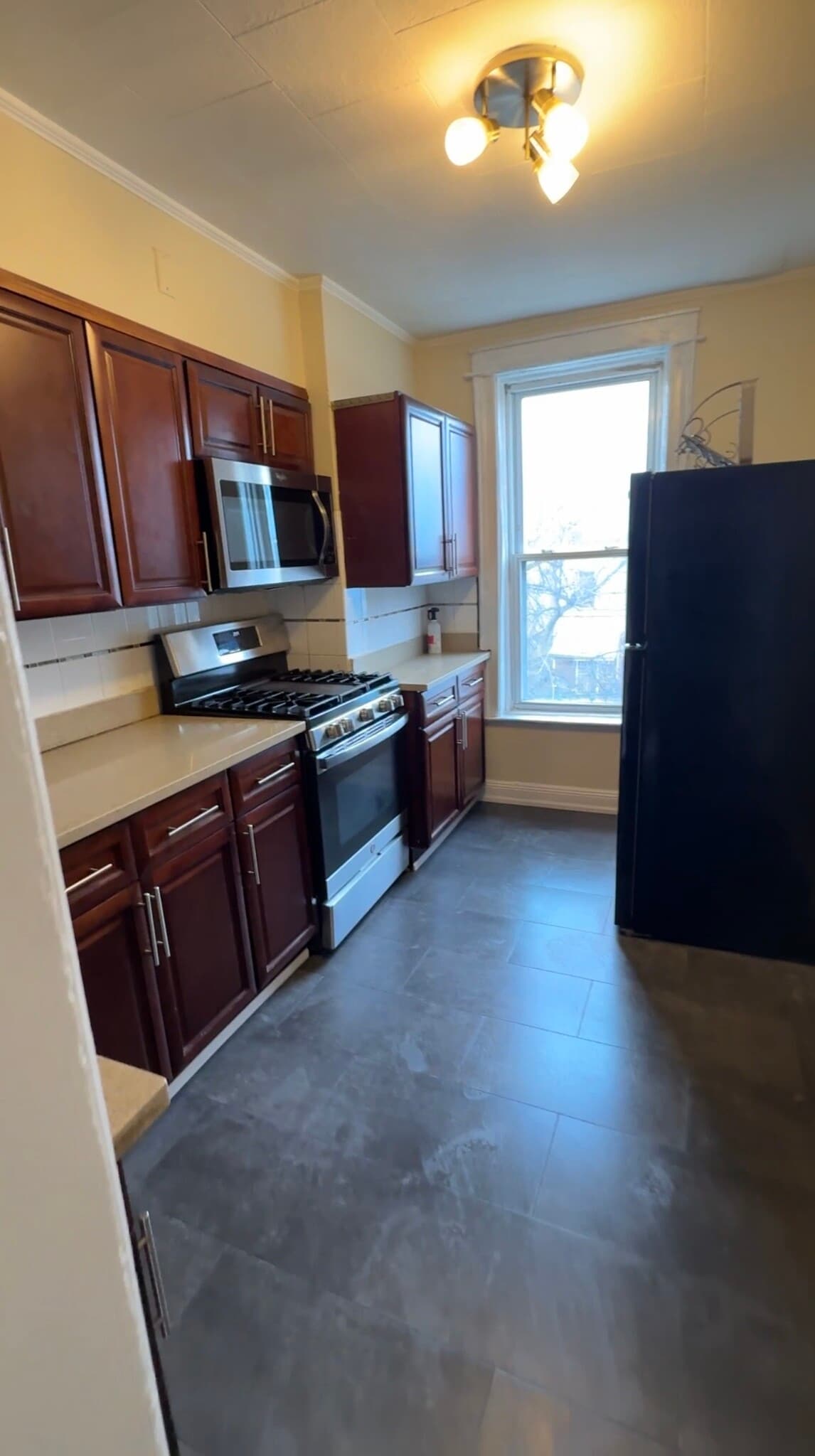 Spacious eat-in kitchen - 6313 Eliot Ave