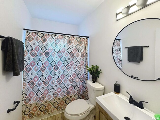 Building Photo - 3 bedroom Rental in Rock Island