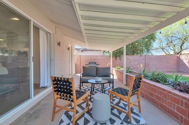 Building Photo - Updated and Spacious 3BED/2BATH Scottsdale Home