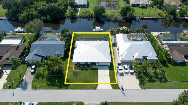 Building Photo - 314 NE Surfside Ave